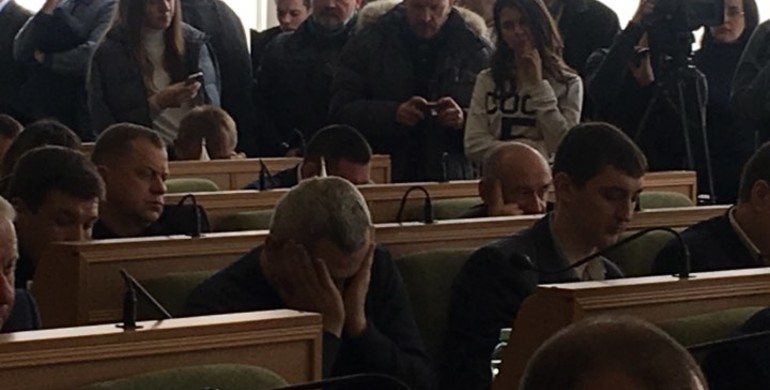 "Хрестики" чи "галочки" - депутати Рівнеоблради вже півгодини сперечаються через бюлетні