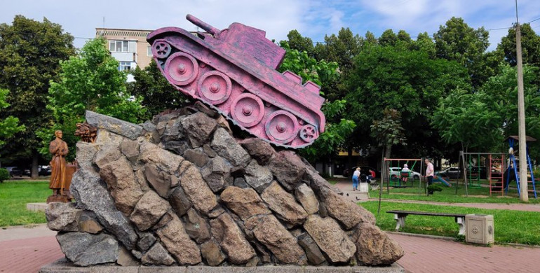 ​​Вночі у Рівному невідомі розфарбували танк в рожевий колір (ФОТО)