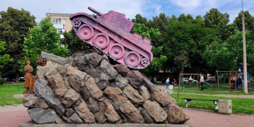 ​​Вночі у Рівному невідомі розфарбували танк в рожевий колір (ФОТО)