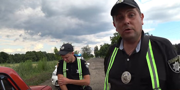 На Рівненщині поліція зупинила водія за те, що оминаючи ями, не ввімкнув поворот (Відео)