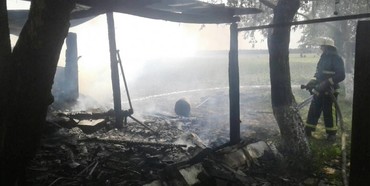 На Рівненщині через загорання клуні ледь не загорівся будинок