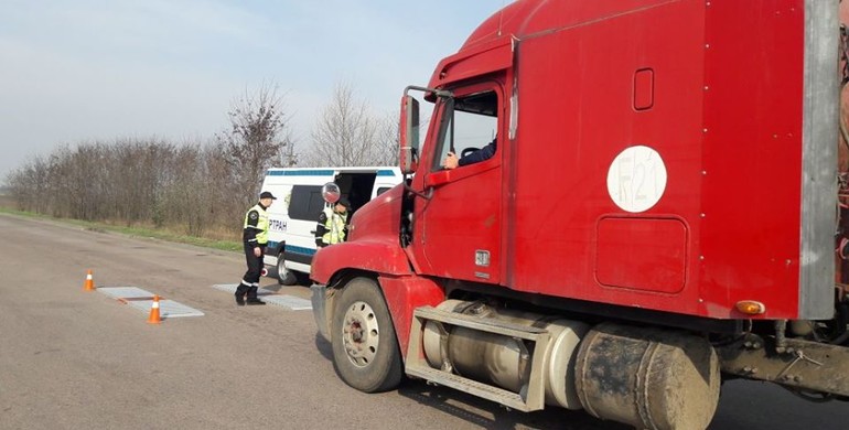 На Рівненщині Укртрансбезпека оштрафувала 32 водії вантажівок на суму в понад 7,5 тисяч євро