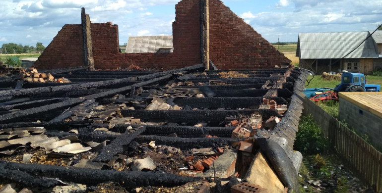 На Рівненщині вщент згорів дах будинку (ФОТО)