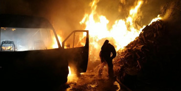 Страшна пожежа у Сарнах: згоріла автівка та кілька тон сіна (ФОТО,ВІДЕО)