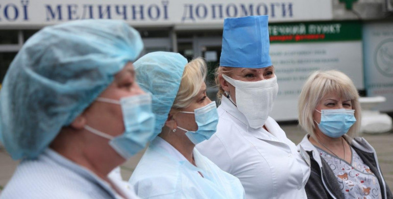 МОЗ буде карати українських лікарів, які виступають проти COVID-вакцинації: що їм загрожує