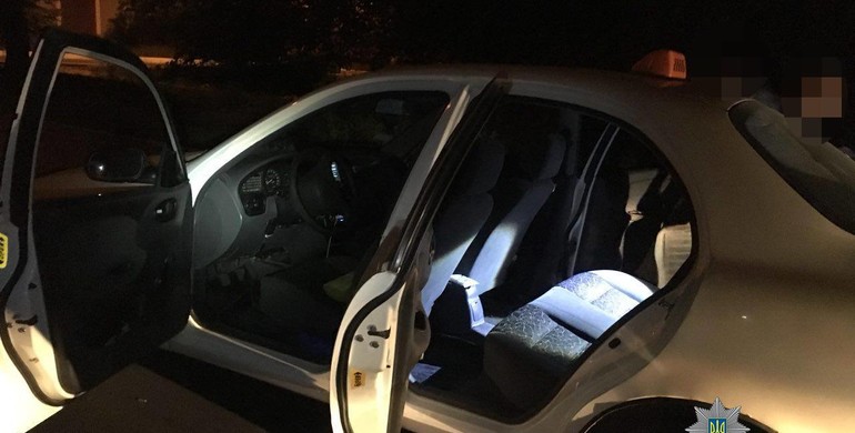 Завдяки "Пітбулю" у Рівному поліція знайшла у водія білий порошок