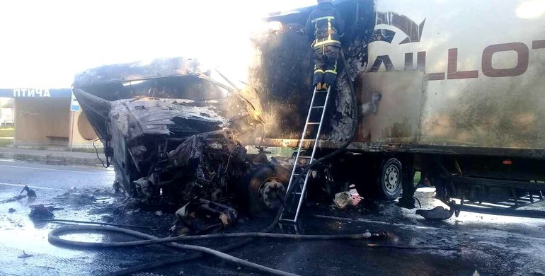 На Рівненщині смертельне зіткнення вантажівок: один водій згорів, інший – у реанімації