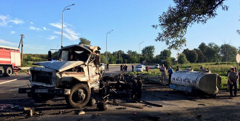 На Рівненщині смертельне зіткнення вантажівок: один водій згорів, інший – у реанімації
