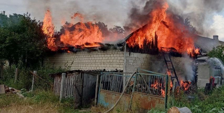 4 газових балони винесли вогнеборці із палаючої будівлі на Рівненщині, запобігши бибуху