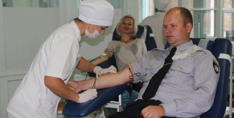 Рівненська поліція "віддали на благодійність" кров