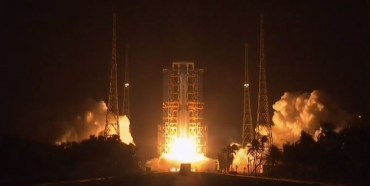 Китайський апарат успішно приземлився на Місяць