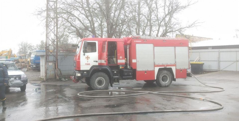 У Рівному на Курчатова вісім рятувальників намагались врятувати палаючу «ВАЗівку»