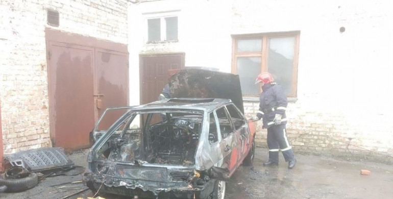 У Рівному на Курчатова вісім рятувальників намагались врятувати палаючу «ВАЗівку»