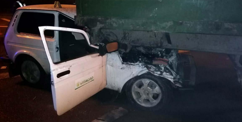На Рівненщині "Лада" зіткнулась з фурою: водія легковика-госпіталізували (ФОТО)