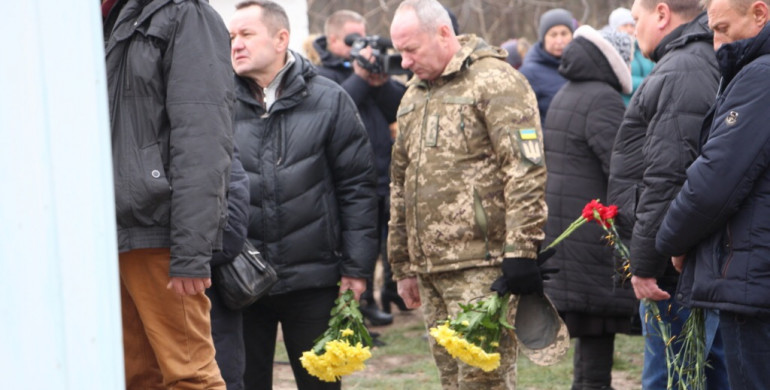 На Рівненщині урочисто поховали військовослужбовця, який загинув на війні (ФОТО)