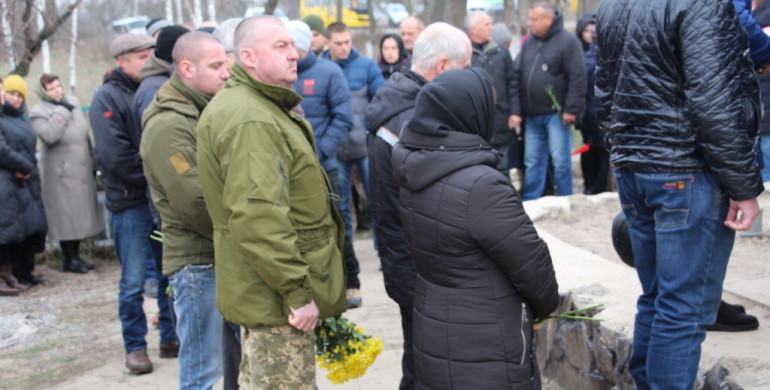 На Рівненщині урочисто поховали військовослужбовця, який загинув на війні (ФОТО)