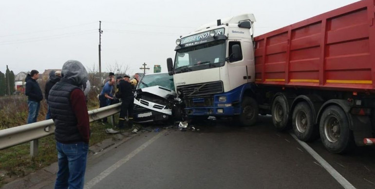На Рівненщині розблокували дорогу після ДТП: вантажівку вже прибрали (ФОТО)
