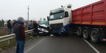 На Рівненщині розблокували дорогу після ДТП: вантажівку вже прибрали (ФОТО)