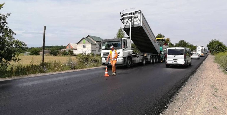 Як на Рівненщині ремонтують дорогу на Острог 