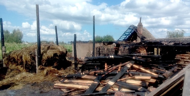 Вогонь на Рівненщині понищив дві будівлі
