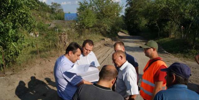 Як на Рівненщині почали ремонтувати місцеві дороги
