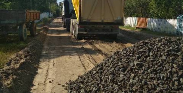 Як на Рівненщині почали ремонтувати місцеві дороги