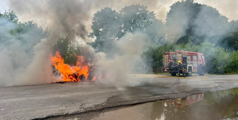 На Рівненщині посеред дороги спалахнула автівка На Рівненщині посеред дороги спалахнула автівка