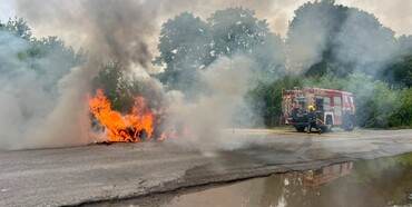 На Рівненщині посеред дороги спалахнула автівка 