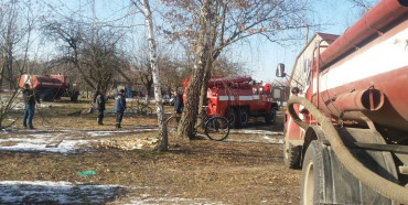 Біля Костополя горів приватний будинок: пожежу гасили три рятувальні бригади (ФОТО)