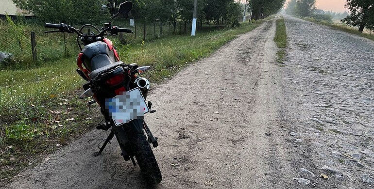 На Сарненщині мотоцикліст спричинив ДТП із двома неповнолітніми потерпілими та зник з місця пригоди 