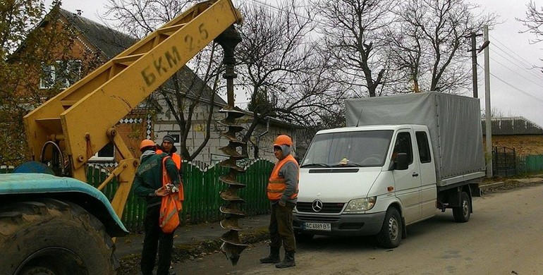 «Рівнеобленерго» завершує будівництво нової електромережі неподалік обласного центру 