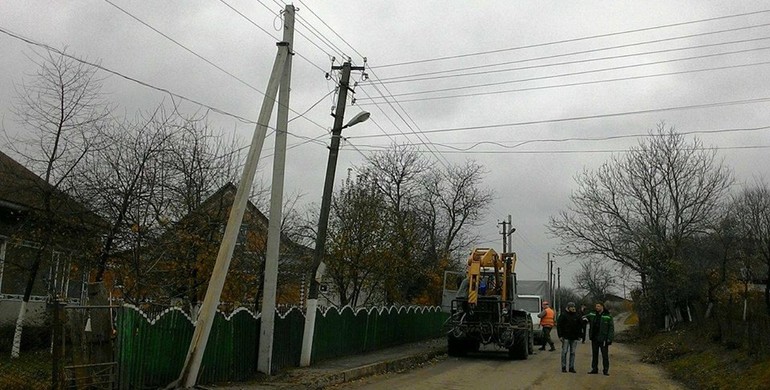 «Рівнеобленерго» завершує будівництво нової електромережі неподалік обласного центру 