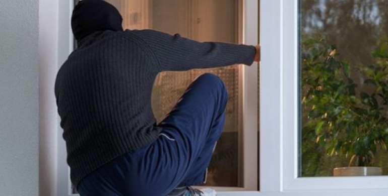 В Дубні чоловік  під домашнім арештом намагався пограбувати будинок
