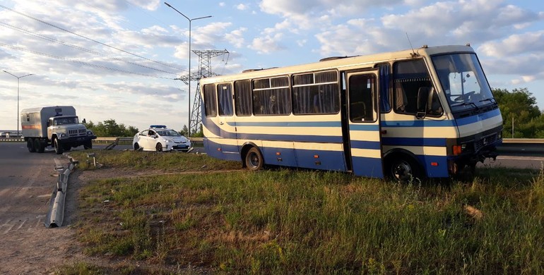 Біля Рівненського зоопарку пасажирський автобус "налетів" на відбійник