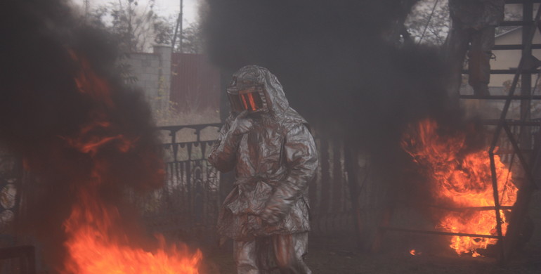 Рятувальники Рівненщини проходили "крізь вогонь" (ВІДЕО) (ФОТО) 