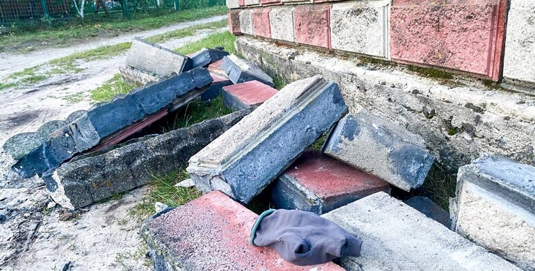 У Вараському районі внаслідок обвалу бетонного паркану загинув 4-річний хлопчик У Вараському районі внаслідок обвалу бетонного паркану загинув 4-річний хлопчик