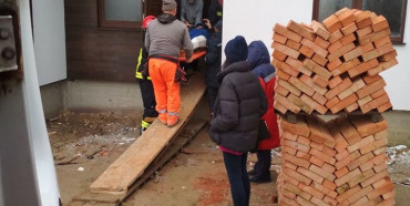 У Рівному надзвичайники рятували чоловіка, який зламав ногу на будівництві (ФОТО)