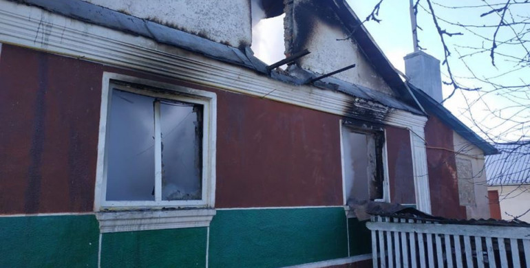 На Рівненщині горів житловий будинок, пожежу гасили сім годин (ФОТО)