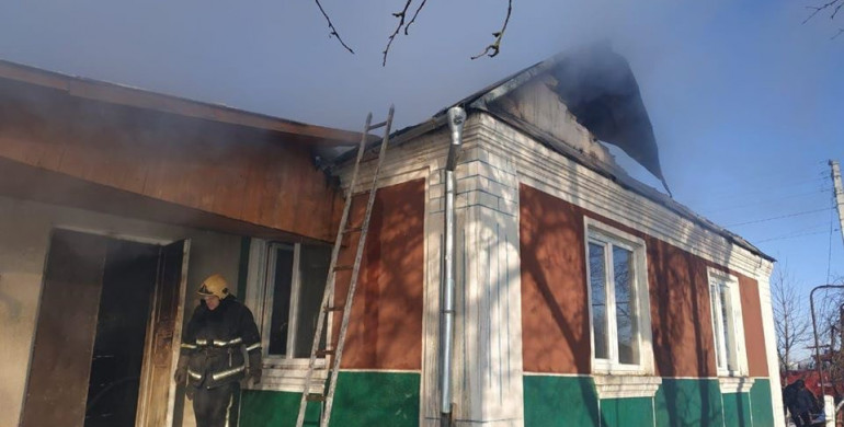 На Рівненщині горів житловий будинок, пожежу гасили сім годин (ФОТО)