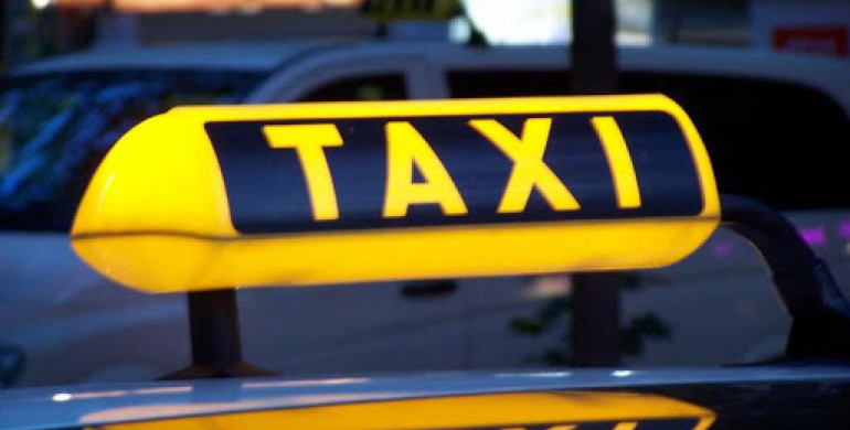 Керівник рівненської служби таксі організував безкоштовне довезення медиків до роботи