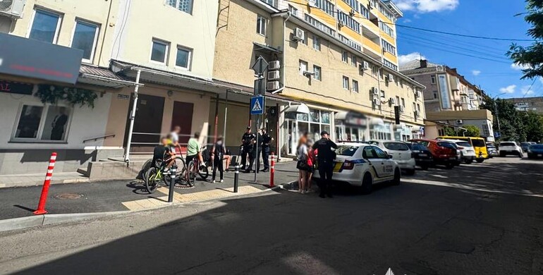 У Рівному чоловік викрав речі у дітей на спортивному майданчику