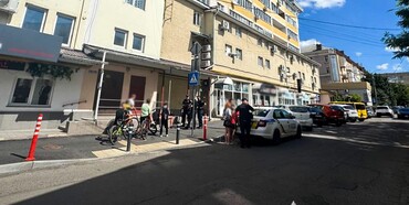 У Рівному чоловік викрав речі у дітей на спортивному майданчику