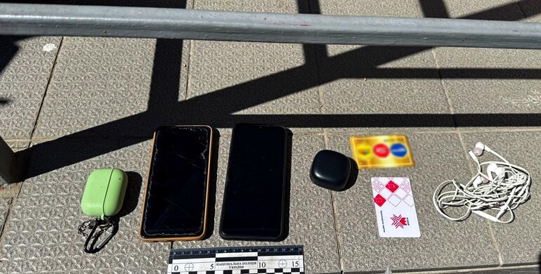 У Рівному чоловік викрав речі у дітей на спортивному майданчику
