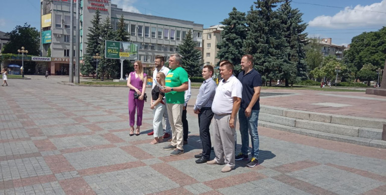 «Слуга народу»  та кандидат у нардепи від Рівного Олександр Ковальчук презентував свою команду нових облич