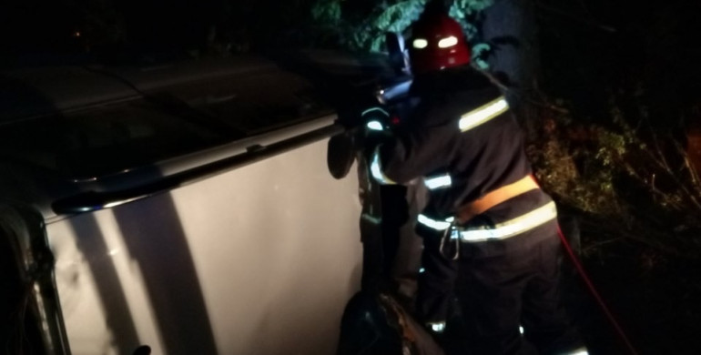 На Радивилівщині ДТП: водія з понівеченого авто діставали рятувальники