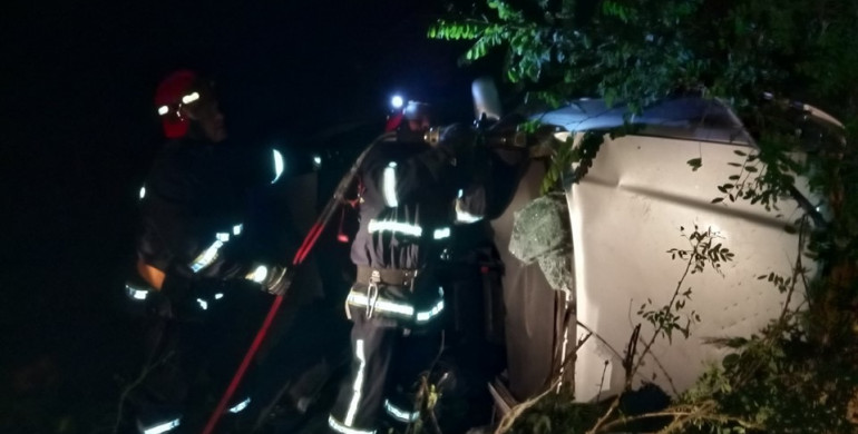 На Радивилівщині ДТП: водія з понівеченого авто діставали рятувальники