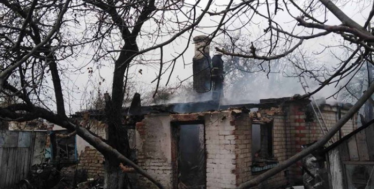 На Млинівщині дев'ятеро рятувальників гасили пожежу в будинку (ФОТО)