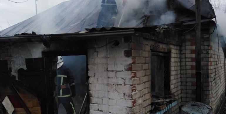 На Млинівщині дев'ятеро рятувальників гасили пожежу в будинку (ФОТО)