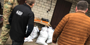 На Рівненщині після обшуків ДБР у правоохоронців виявили 150 кілограмів бурштину (ФОТО)