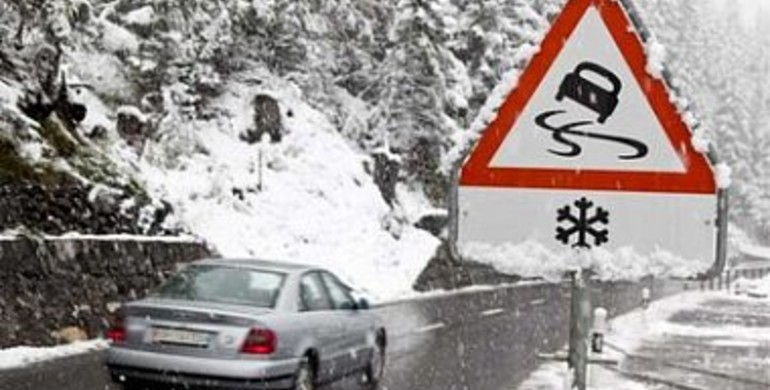 Сніг і ожеледиця: на Рівненщині водіїв просять бути обережними на дорогах